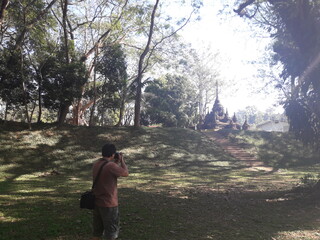 Obraz premium Tourists photographing the pagoda