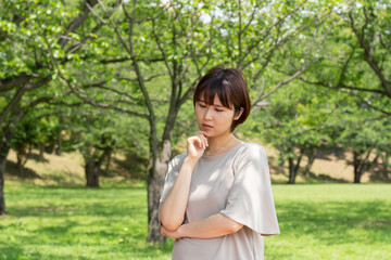 悩む女性