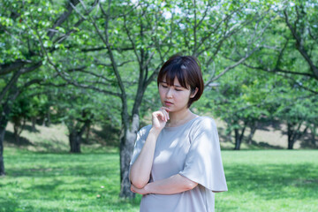 悩む女性