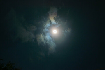 Luna llena brillante en cielo azul