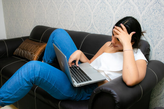 Chica reflexionando viendo la laptop