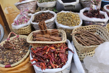 Many spices are on the Moroccan market.