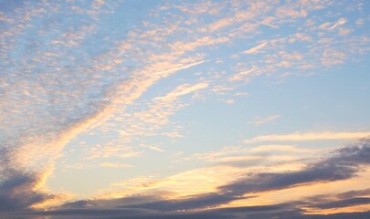 bonito cielo en el atardecer con colores cálidos