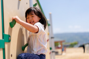 ボルダリングをやる女の子