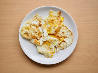 흰색 도자기 접시에 담긴 계란 후라이 
