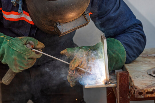 Qualification of welders and welding procedures for fillet weld. The main part of the welder's test consists of welding one or more test coupons which are then examined using non-destructive.