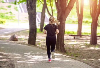 Fototapeta premium Girl makes a run to the summer Park 