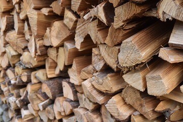 積み上げられた薪
