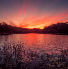 Obraz premium Beautiful Lakeside Sunset with Colourful Sky and Reflections