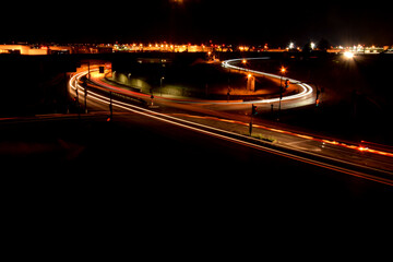 Kreuzung bei Nacht