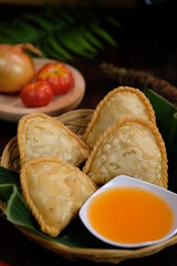 Jalangkote. Traditional fried puff pastry pouch from Makassar (Ujung Pandang), Jalangkote is a fried pastry filled with vegetables, minced beef and slices of boiled egg. Eat with watery chili sauce. 