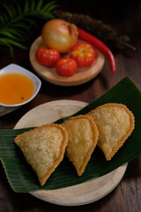 Jalangkote. Traditional fried puff pastry pouch from Makassar (Ujung Pandang), Jalangkote is a fried pastry filled with vegetables, minced beef and slices of boiled egg. Eat with watery chili sauce. 
