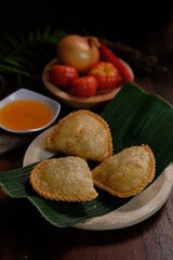 Jalangkote. Traditional fried puff pastry pouch from Makassar (Ujung Pandang), Jalangkote is a fried pastry filled with vegetables, minced beef and slices of boiled egg. Eat with watery chili sauce. 