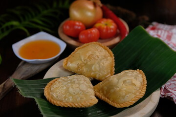 Jalangkote. Traditional fried puff pastry pouch from Makassar (Ujung Pandang), Jalangkote is a fried pastry filled with vegetables, minced beef and slices of boiled egg. Eat with watery chili sauce. 