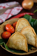 Jalangkote. Traditional fried puff pastry pouch from Makassar (Ujung Pandang), Jalangkote is a fried pastry filled with vegetables, minced beef and slices of boiled egg. Eat with watery chili sauce. 