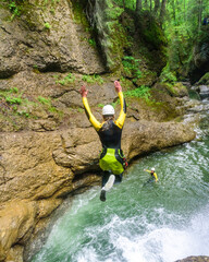Tandemsprung in eine Gumpe im wildromantischen Canyon