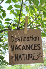 Texte vacances nature, avec arrière plan nature, feuillage