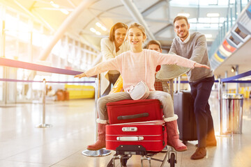 Familie am Flughafen auf dem Weg in die Ferien