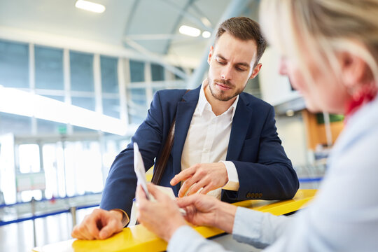 Service Agent am Check-in Schalter im Flughafen