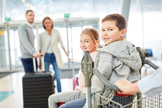 Kinder freuen sich auf den Flug in die Ferien