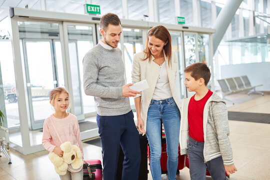 Familie freut sich auf die Reise in den Urlaub