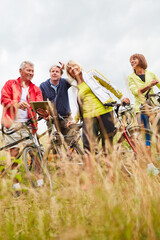 Senioren machen einen Fahrrad Ausflug