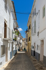 Fototapeta na wymiar paseo por las bonitas calles de Alhama de Granada, España