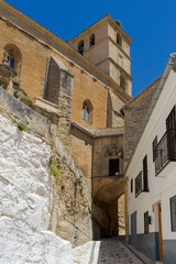 Fototapeta premium paseo por la calle de la iglesia en el municipio de Alhama de Granada, Andalucía