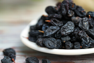 pile of raisins