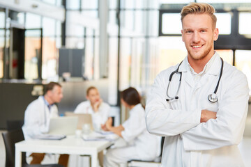 Junger Mann als lächelnder Arzt in der Ausbildung