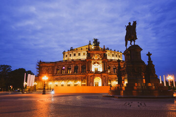 Fototapeta premium semper opera in Dresden, Germany at night and dawn