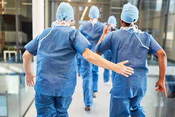 Gruppe Chirurgen laufen zu Notfall in Klinik - obrazy, fototapety, plakaty