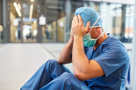 Verzweifelter Chirurg in blauer OP-Kleidung