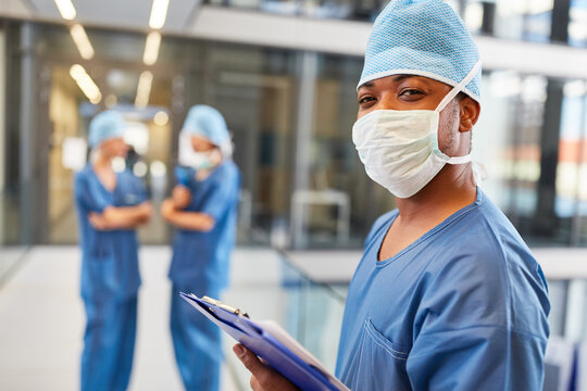 Afrikanischer Arzt als Notfall Mediziner