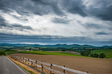 6月の曇り空のパッチワークの丘