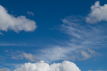 Nuvole e cielo in una giornata di primavera