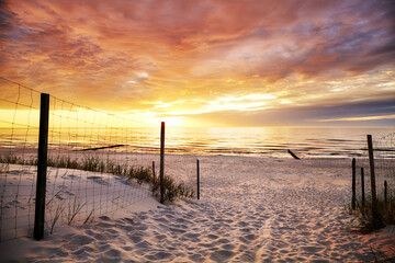 Strandeingang bei einem wunderschönen Sonnenuntergang.