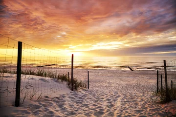 Crédence de cuisine en verre imprimé Descente vers la plage Entrée de plage à un beau coucher de soleil.