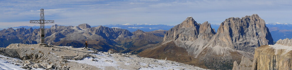 Panoramafoto mit Gipfelkreuz des Sass Pordoi, Sas de Pordoi in den Dolomiten, Südtirol, Italien,...