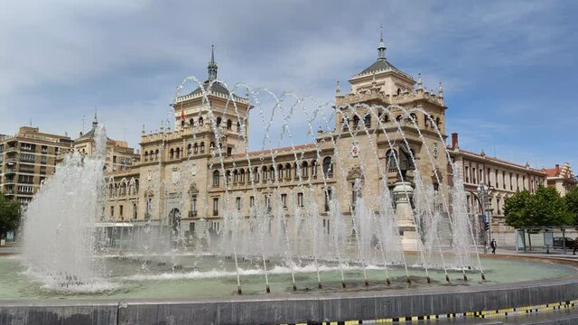 Fuente de la Plaza Zorrilla y Academia de Caballer&iacute;a en Valladolid