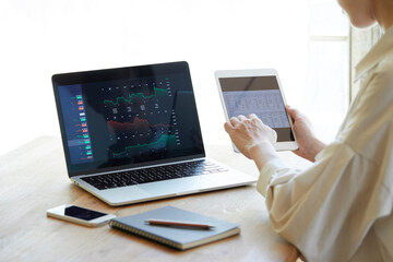 オンライン投資をする日本人の女性の手元