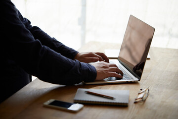 働き方改革でリモートワークを行う男性の手元