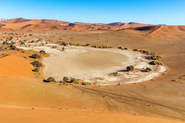 Fototapeta na wymiar El manantial seco de Sossusvlei en un dia soleado en el Parque Nacional Namib-Naukluft, en Namibia.