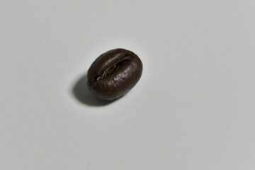 Nahaufnahme einer Kaffeebohne auf grauem Hintergrund