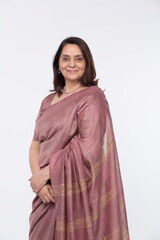 Naklejka premium Portrait of woman in traditional Indian clothes saree