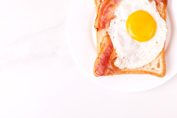 Sandwich with fried egg and bacon