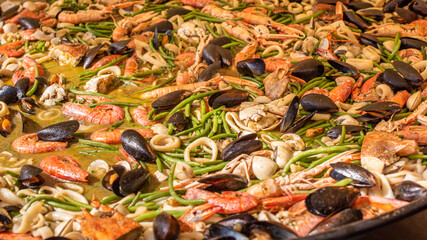 Frisch gemachte Paella mit Meeresfrüchte in der Pfanne