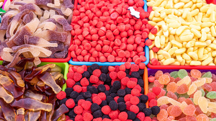 Viele Süßigkeiten Fruchtgummi, Bonbons am Marktstand zum verkauf