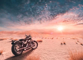 Abwaschbare Fototapete Fahrrad Genießen Sie die Freiheit mit Ihrem Harley Davidson Fahrrad in der ruhigen Wüste bei Sonnenuntergang