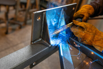 Obraz na płótnie Canvas welder working on a metal